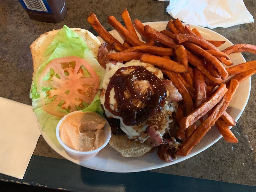 Grand Central Sports | restaurant | 4573 Queen St, Niagara Falls, ON L2E 2L7, Canada | 9053579000 OR +1 905-357-9000