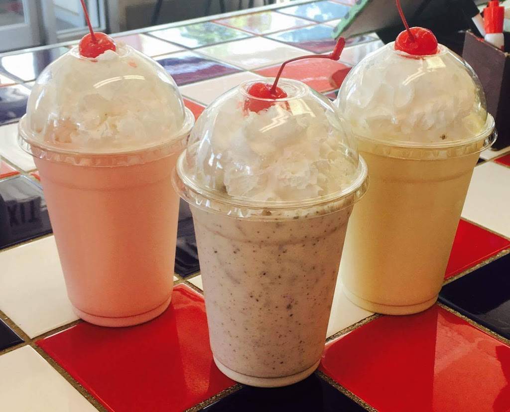 Mr Js Hot Dogs & Gyros | restaurant | 111 E Bridge St, Streator, IL 61364, USA | 8156721020 OR +1 815-672-1020