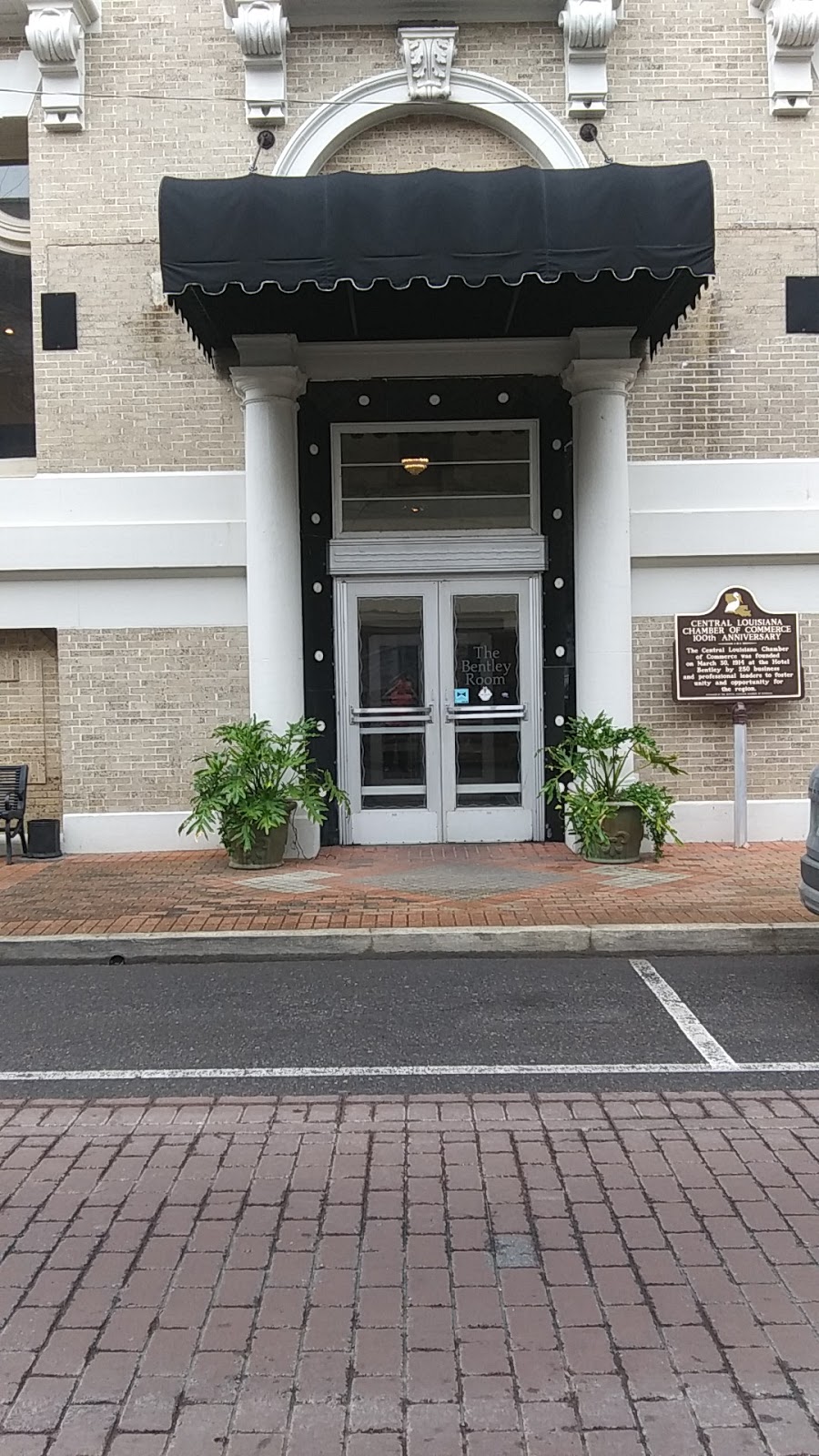 The Bentley Room Restaurant | restaurant | 200 Desoto St, Alexandria, LA 71301, USA | 3187046111 OR +1 318-704-6111