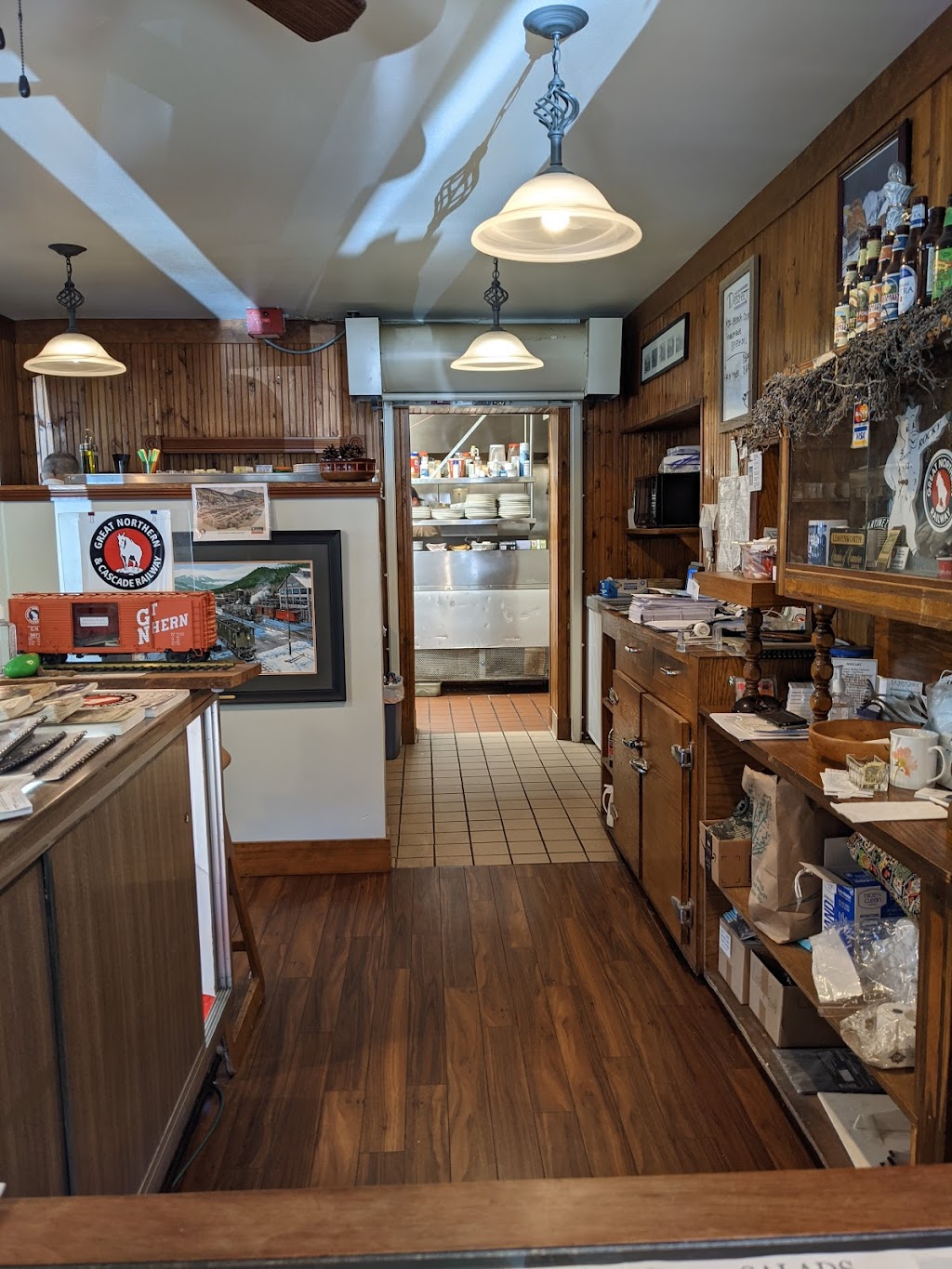 Cascadia Inn | restaurant | 210 E Railroad Ave, Skykomish, WA 98288, USA | 3606772030 OR +1 360-677-2030