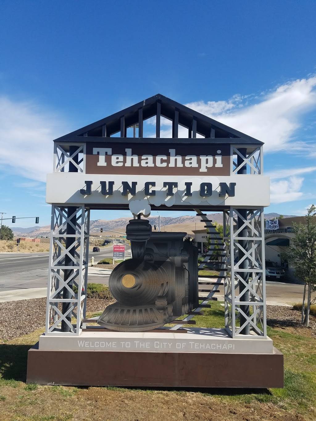 Starbucks | cafe | 300 S Tucker Rd #A, Tehachapi, CA 93561, USA | 6618220573 OR +1 661-822-0573