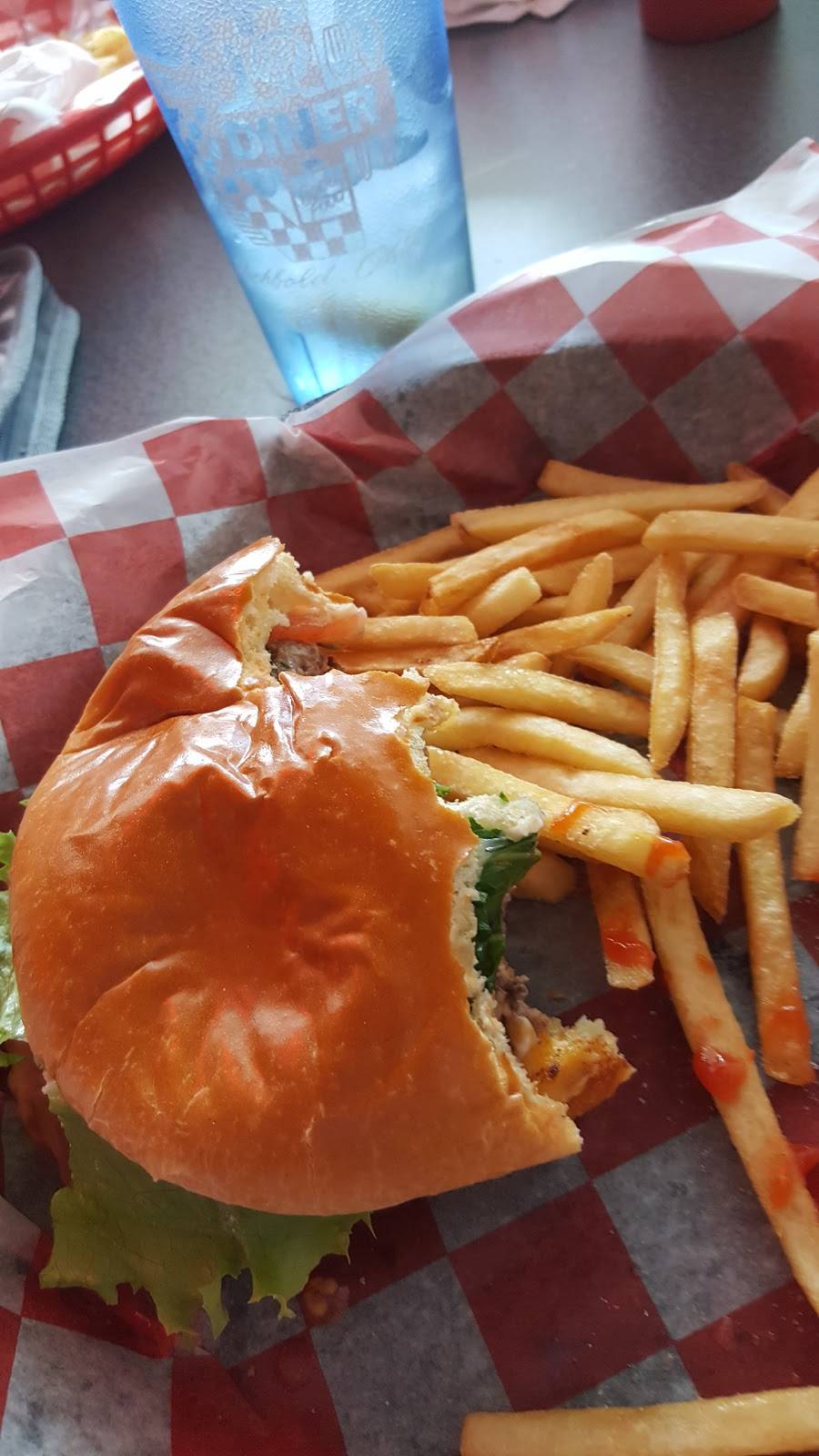 Moms Diner | restaurant | 213 N Defiance St, Archbold, OH 43502, USA | 4194455060 OR +1 419-445-5060