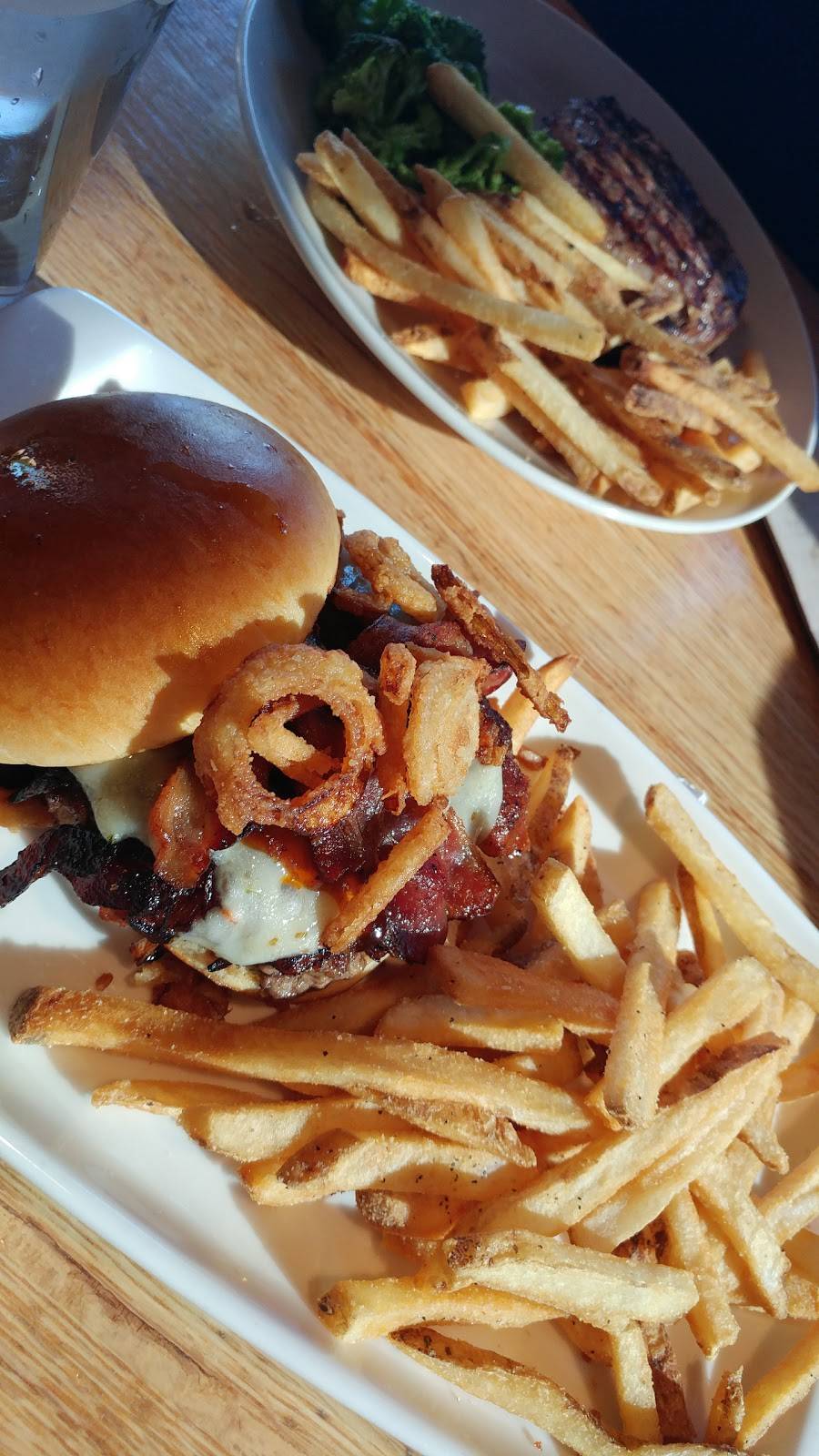 Applebees Grill + Bar | restaurant | 2045 Lebanon Church Rd, Pittsburgh, PA 15122, USA | 4126539437 OR +1 412-653-9437