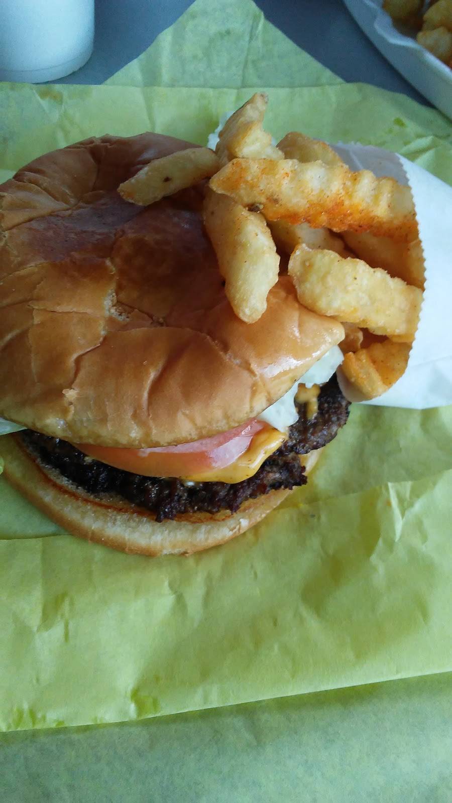 Hometown Burger | restaurant | 3436 Roosevelt Ave, San Antonio, TX 78214, USA | 2109288646 OR +1 210-928-8646