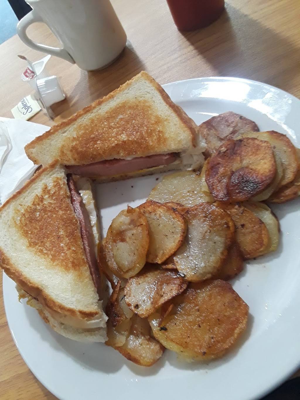 Debs Country Diner | restaurant | 2 E Main St, Mt Sterling, OH 43143, USA | 7408314038 OR +1 740-831-4038