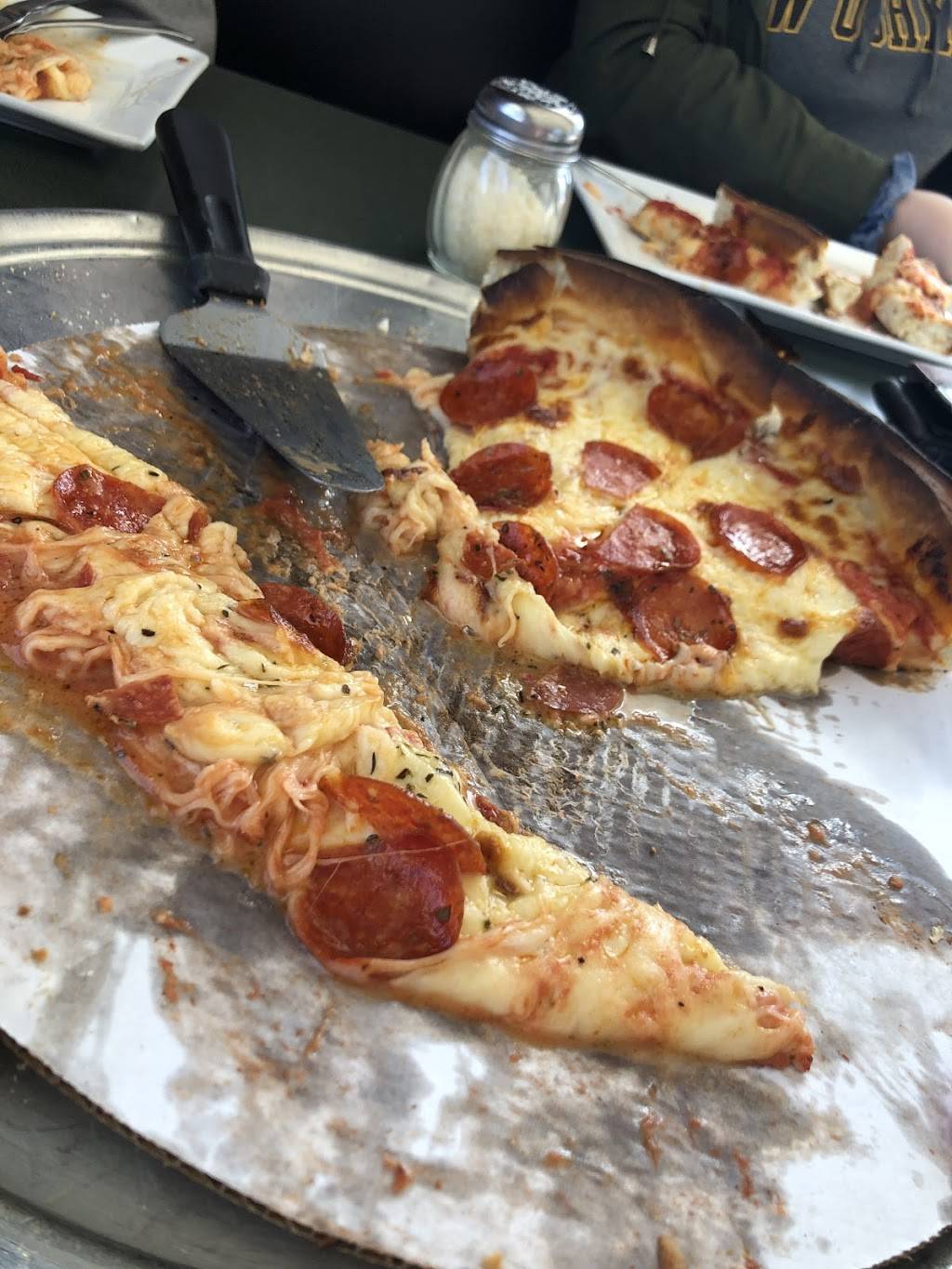 Ginos Pizzeria & Bar | restaurant | 701 Broadway, Wisconsin Dells, WI 53965, USA | 6086782299 OR +1 608-678-2299