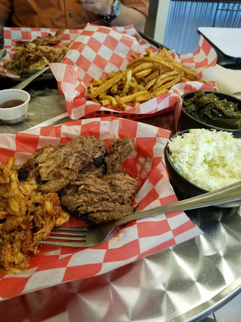 Smokehill BBQ | restaurant | 9870 Main St, Damascus, MD 20872, USA | 3012535052 OR +1 301-253-5052