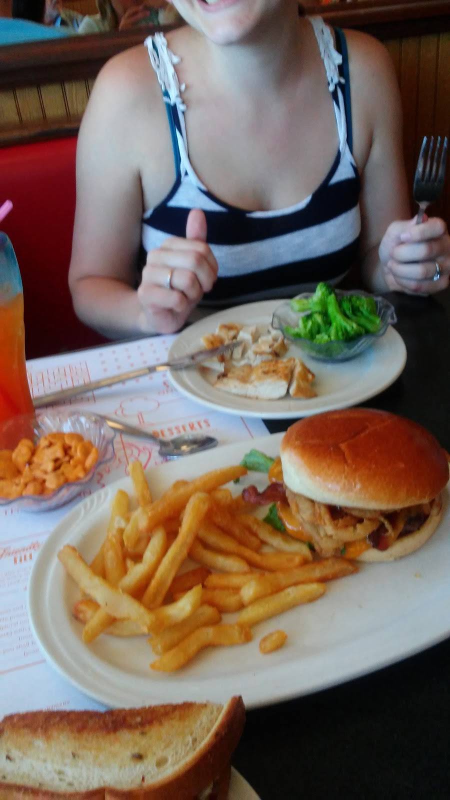 Friendlys | restaurant | 482 N Main St, Leominster, MA 01453, USA | 9785379787 OR +1 978-537-9787