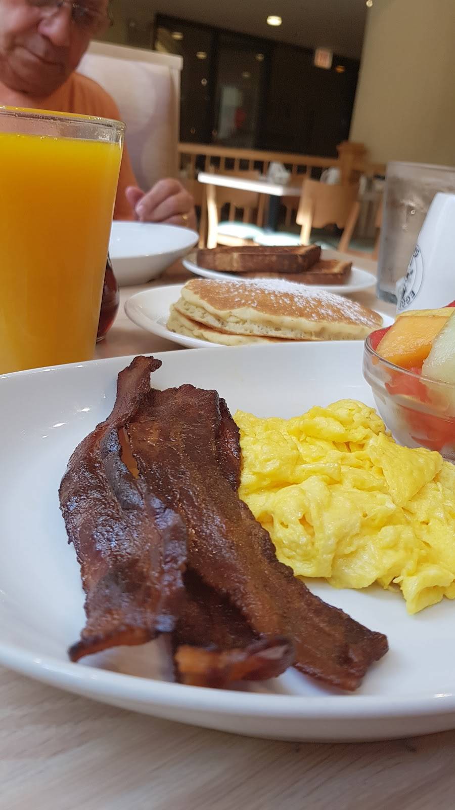 Eggs, Inc. Cafe | restaurant | 680 N Lake Shore Dr, Chicago, IL 60611, USA | 3124294919 OR +1 312-429-4919