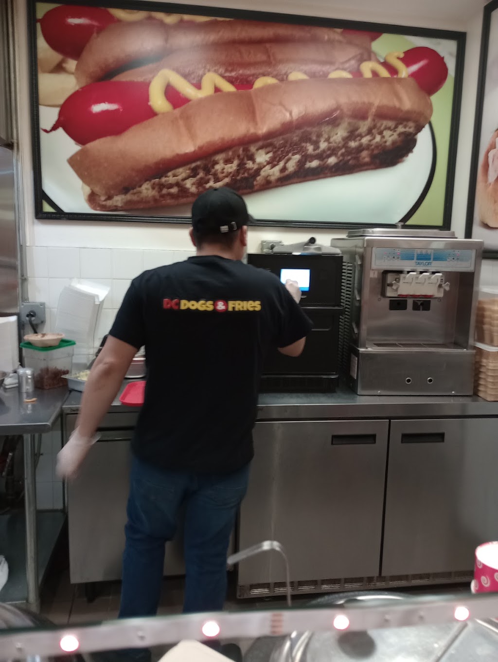 DC Dogs & Fries | restaurant | 429 LEnfant Plaza SW, Washington, DC 20024, USA | 2025541111 OR +1 202-554-1111