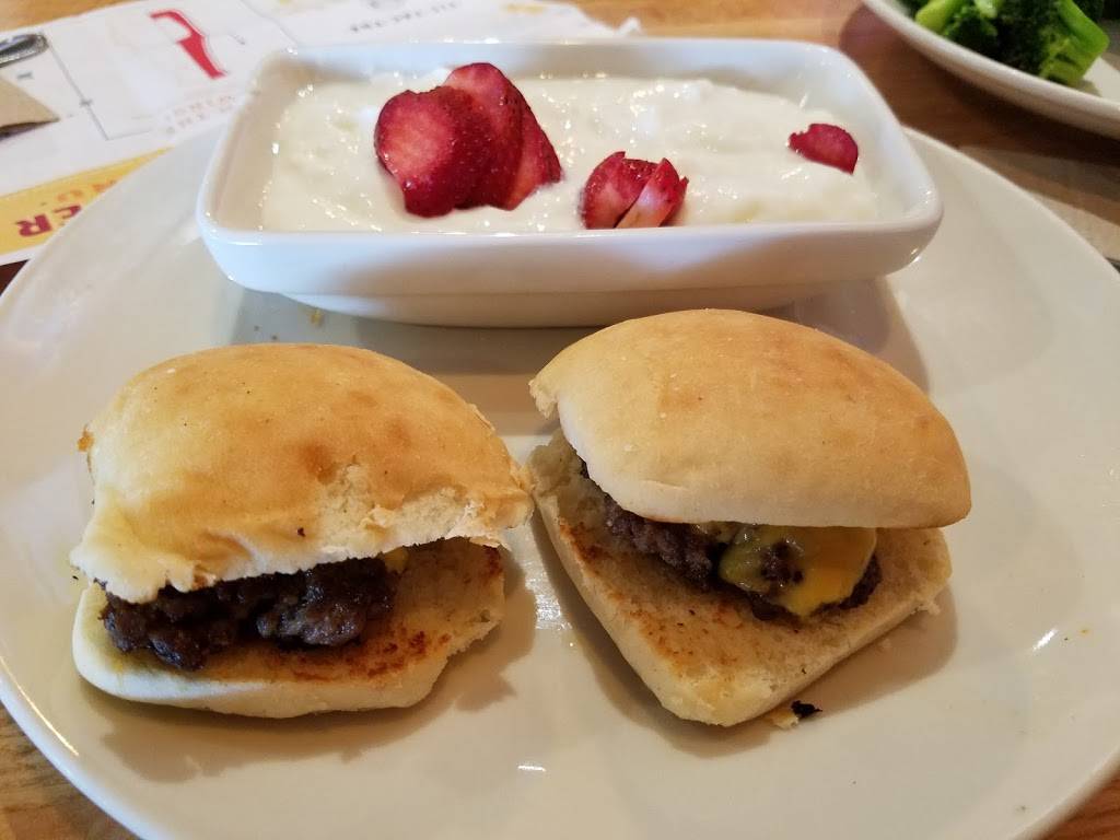 Applebees Grill + Bar | restaurant | 213-29 26th Ave, Bayside, NY 11360, USA | 7184234328 OR +1 718-423-4328