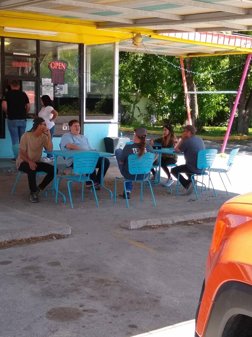 Lil Charlies | restaurant | 300 S Main St, Lockhart, TX 78644, USA | 5126683151 OR +1 512-668-3151