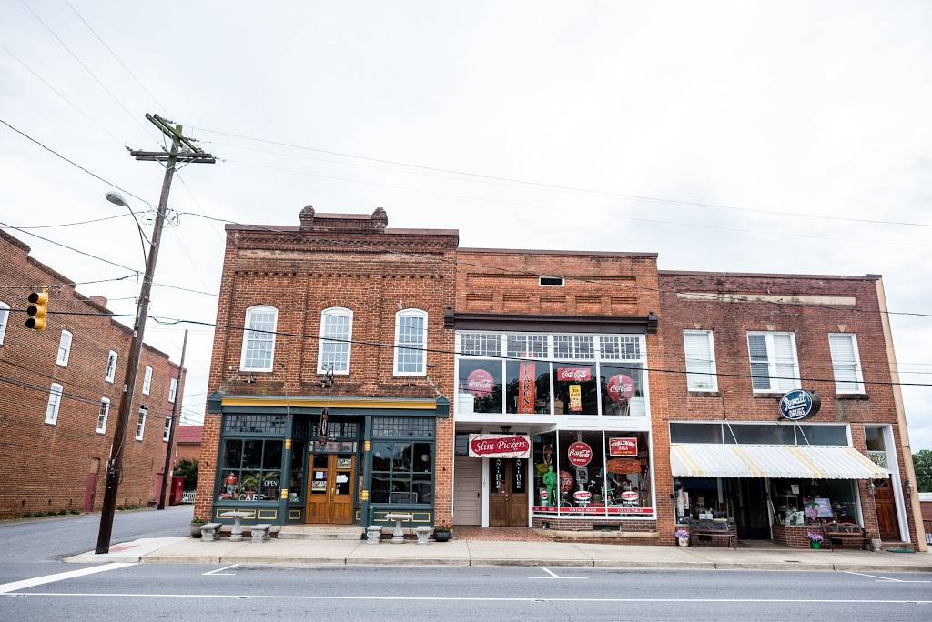 Pops Old Company Store and Tavern | restaurant | 101 N Main St, Catawba, NC 28609, USA | 8282414011 OR +1 828-241-4011