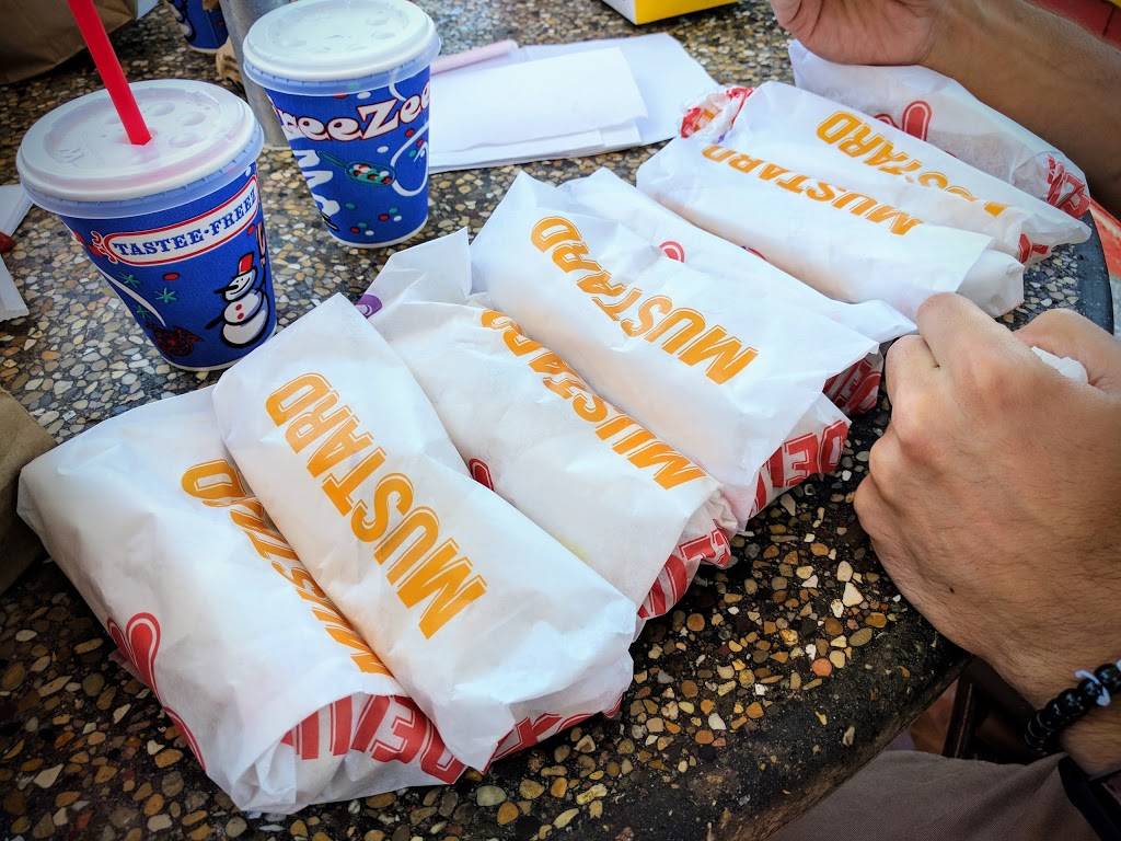 Wienerschnitzel | restaurant | 3010 Pico Blvd, Santa Monica, CA 90405, USA | 3104507671 OR +1 310-450-7671