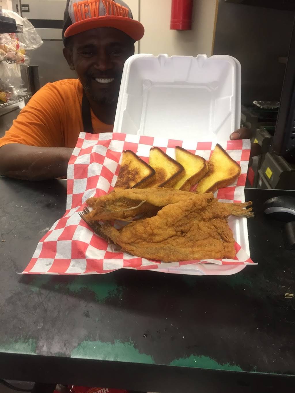 Hawks Fish & BBQ | restaurant | 3050 Williamsburg Rd, Henrico, VA 23231, USA | 8042228700 OR +1 804-222-8700