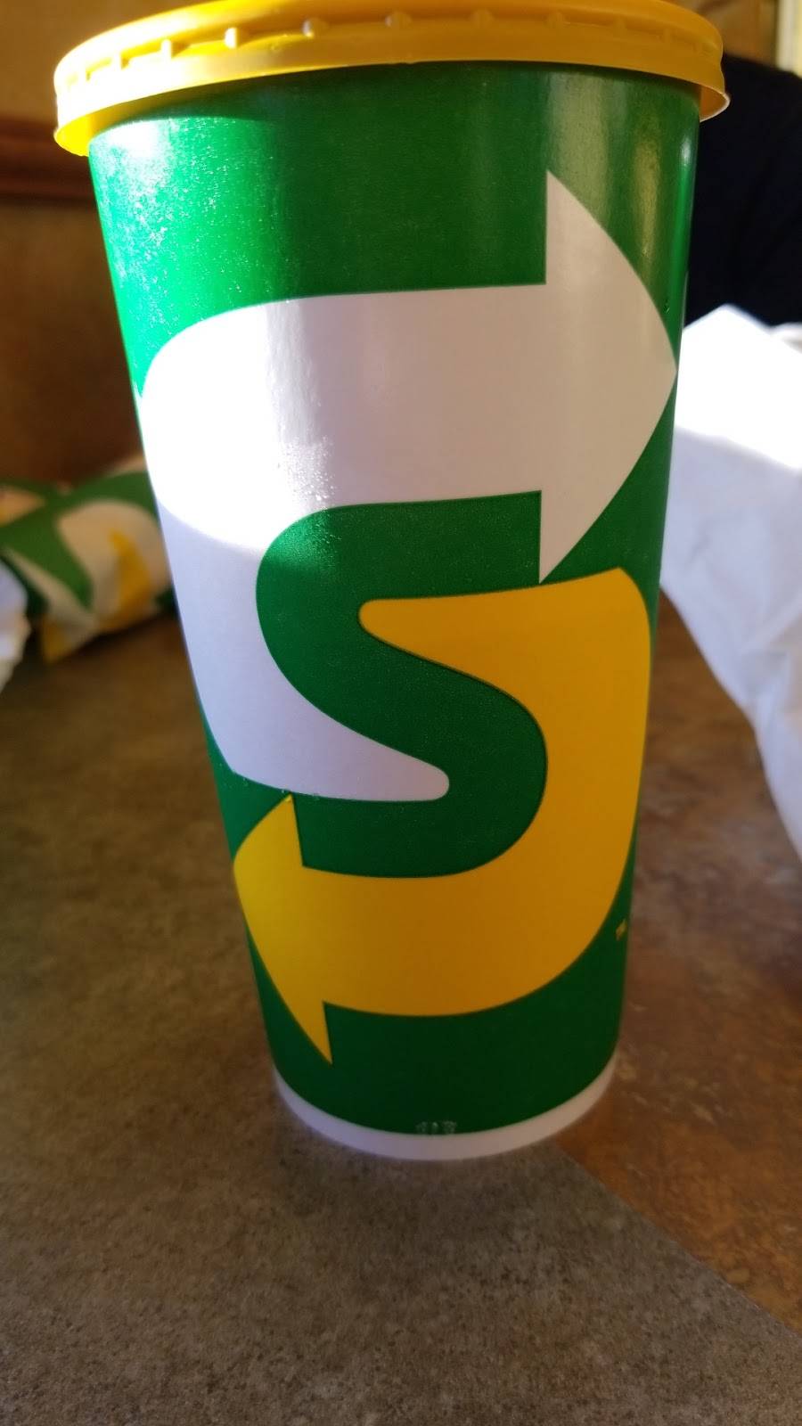 Subway | restaurant | 605 Carlyle Ave, Belleville, IL 62221, USA | 6182772200 OR +1 618-277-2200