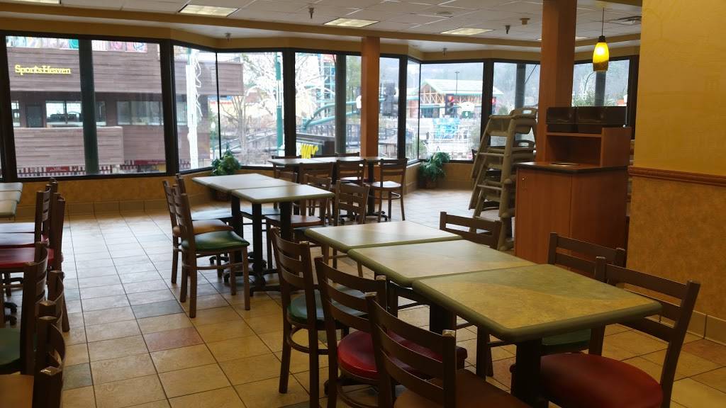 Subway | restaurant | 600 Parkway, Gatlinburg, TN 37738, USA | 8654304690 OR +1 865-430-4690