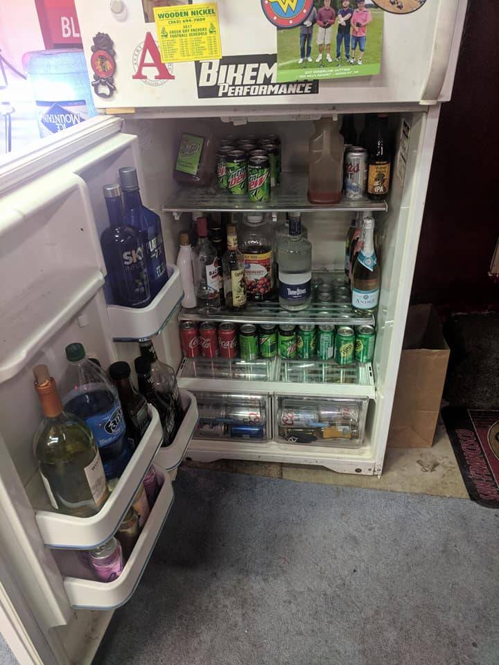 The Hawks Garage | restaurant | 1531 Southport Ct, Zion, IL 60099, USA | 8722566992 OR +1 872-256-6992