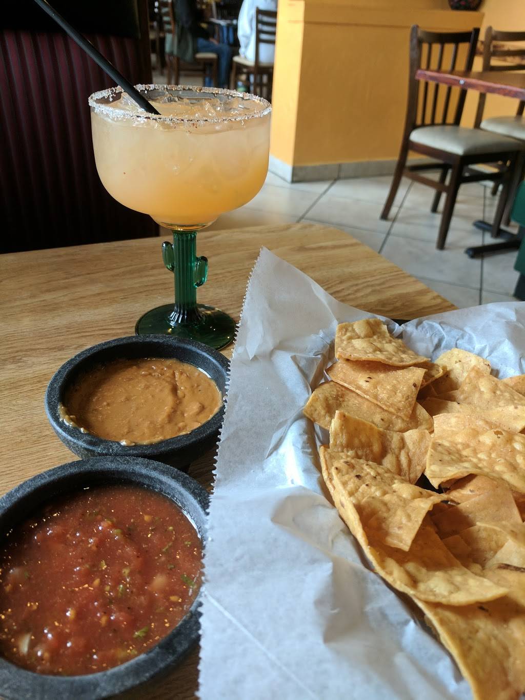 Los Riveras | restaurant | 700 N Koeller St, Oshkosh, WI 54902, USA | 9202352220 OR +1 920-235-2220