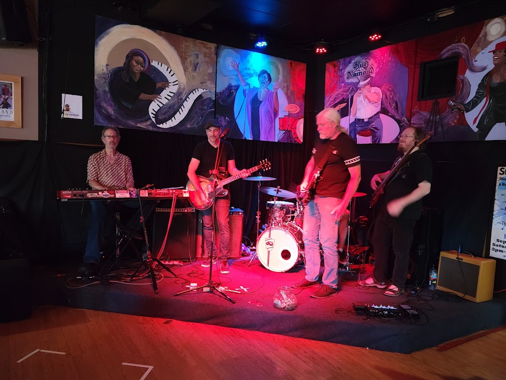 Blue Diamond Bar & Grill | restaurant | 2016 NE Sandy Blvd, Portland, OR 97232, USA | 5032309590 OR +1 503-230-9590