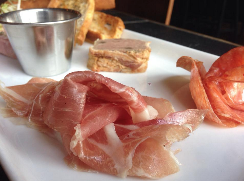 Volo Restaurant Wine Bar | restaurant | 2008 W Roscoe St, Chicago, IL 60618, USA | 7733484600 OR +1 773-348-4600