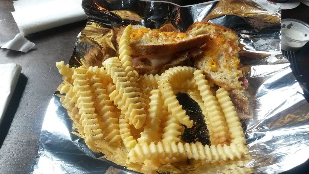 Mickys Irish Pub | restaurant | 11 S Dubuque St, Iowa City, IA 52240, USA | 3193386860 OR +1 319-338-6860