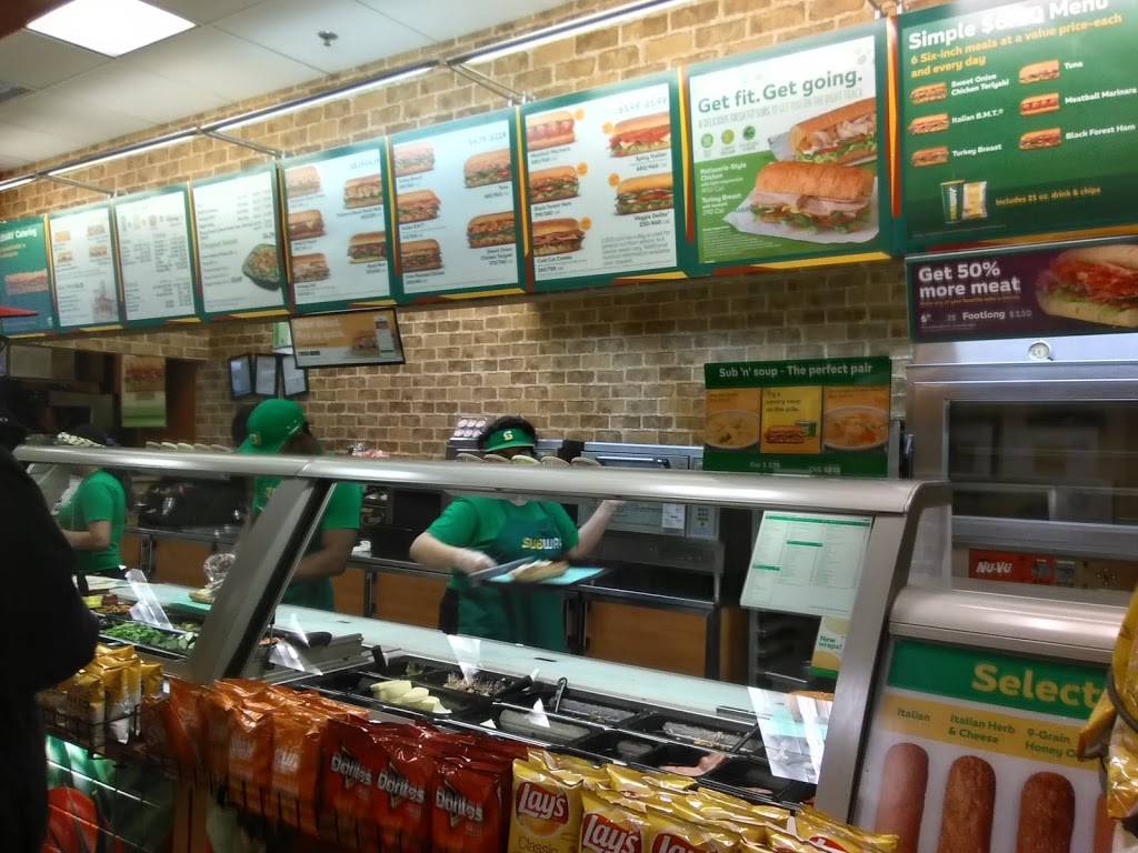Subway Restaurants | restaurant | 236 S State St, Chicago, IL 60604, USA | 3125884100 OR +1 312-588-4100