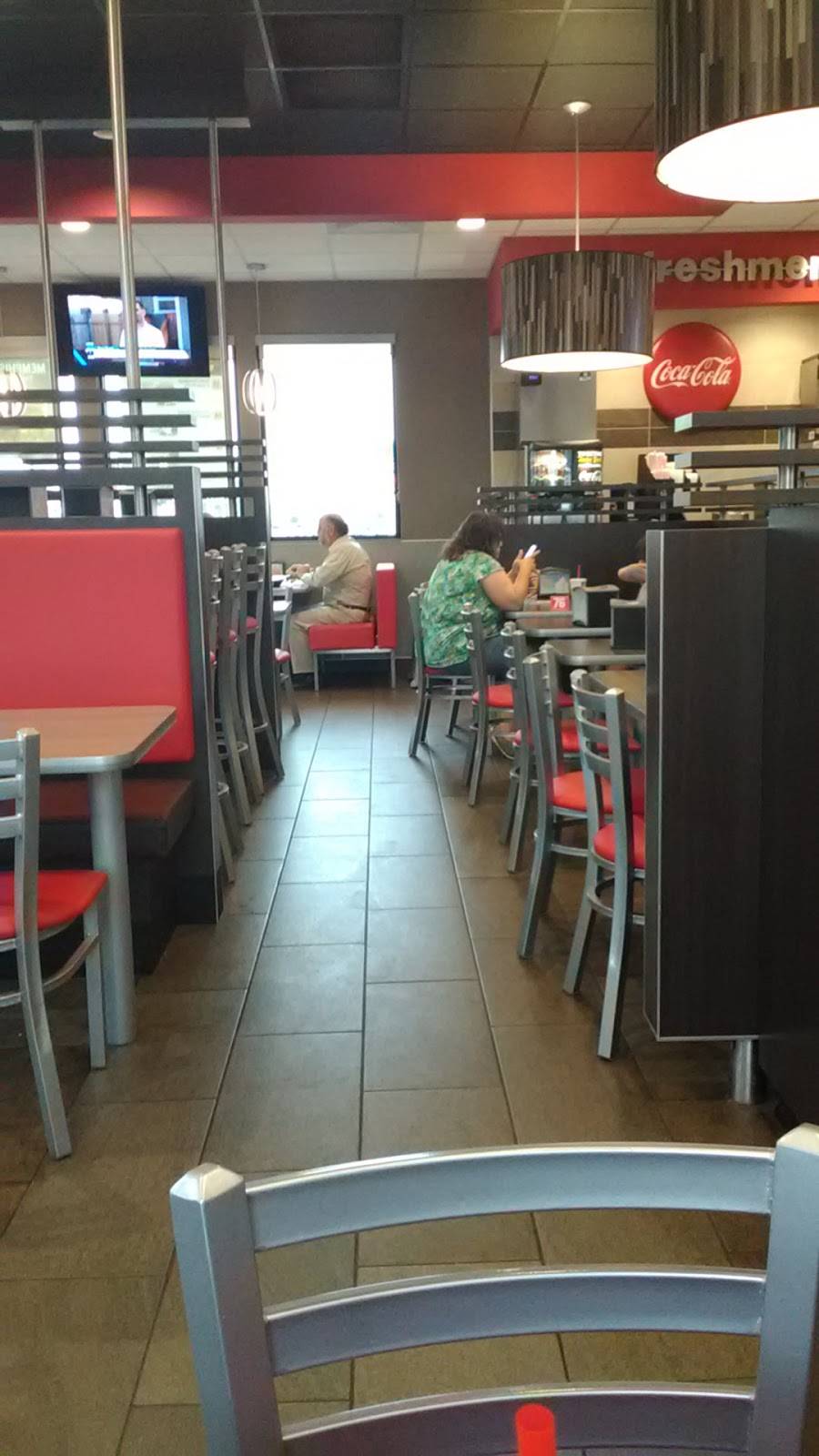 Hardees | restaurant | 1645 Dekalb Ave, Sycamore, IL 60178, USA | 7792224971 OR +1 779-222-4971