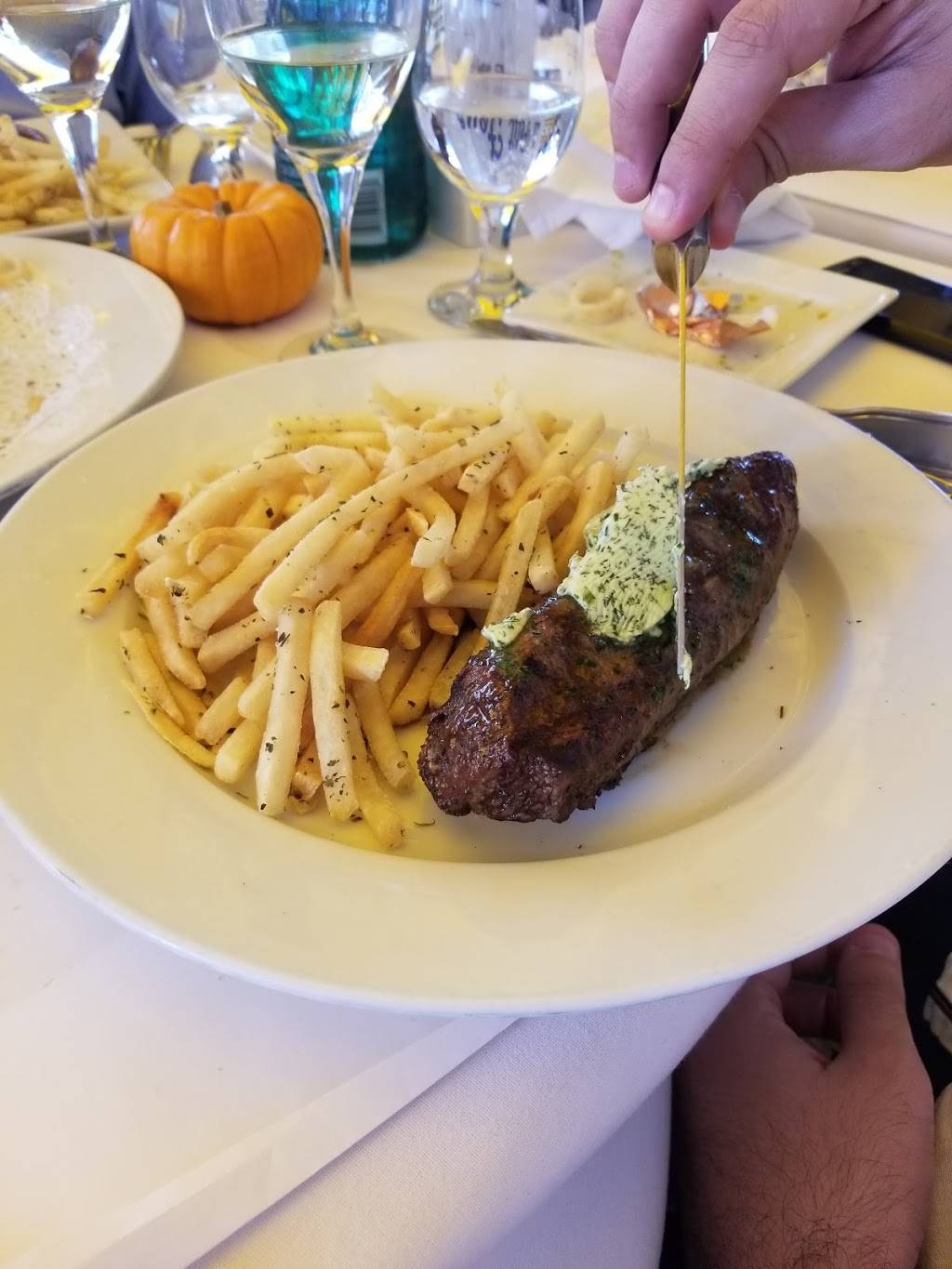 Le Petit Four | restaurant | 8654 Sunset Blvd, West Hollywood, CA 90069, USA | 3106523863 OR +1 310-652-3863