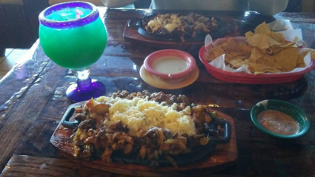 La Fuente Mexican Restaurant | restaurant | 1007 Commerce Drive, Fairfield, IL 62837, USA | 6188425000 OR +1 618-842-5000