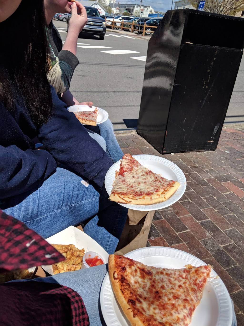 Lisas Pizza | restaurant | 17 Old Orchard St, Old Orchard Beach, ME 04064, USA | 2079347655 OR +1 207-934-7655