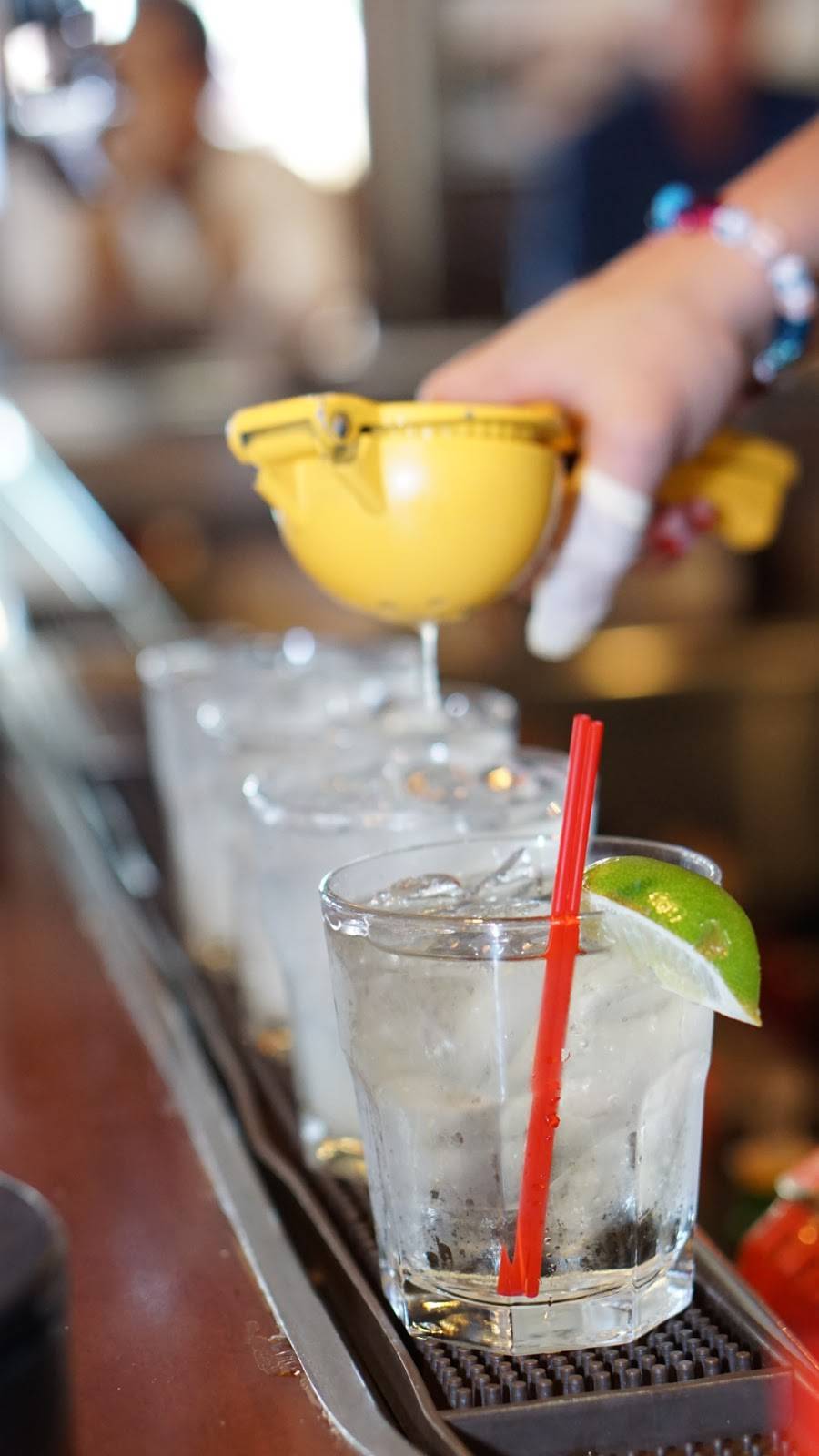 Nugget Bar & Grill | restaurant | 5687 Calle Real, Goleta, CA 93117, USA | 8059645200 OR +1 805-964-5200