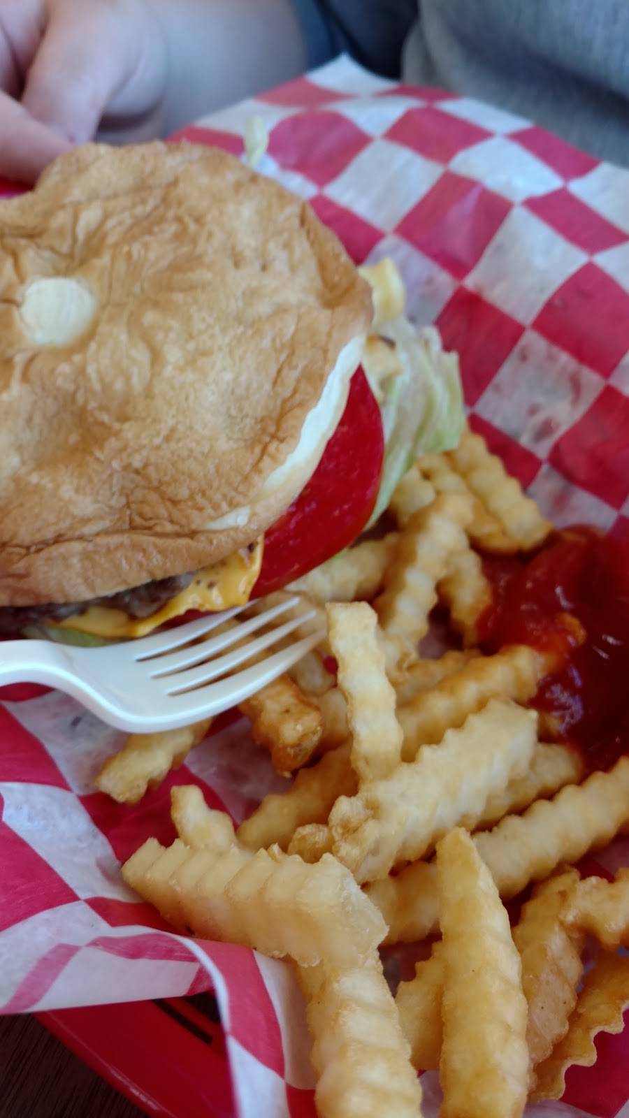 Dicks Cafe | restaurant | 2207 N Main Ave, Newton, NC 28658, USA | 8284647920 OR +1 828-464-7920