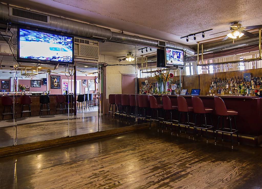 Family Den | restaurant | 8942 S Stony Island Ave, Chicago, IL 60617, USA | 7737348545 OR +1 773-734-8545