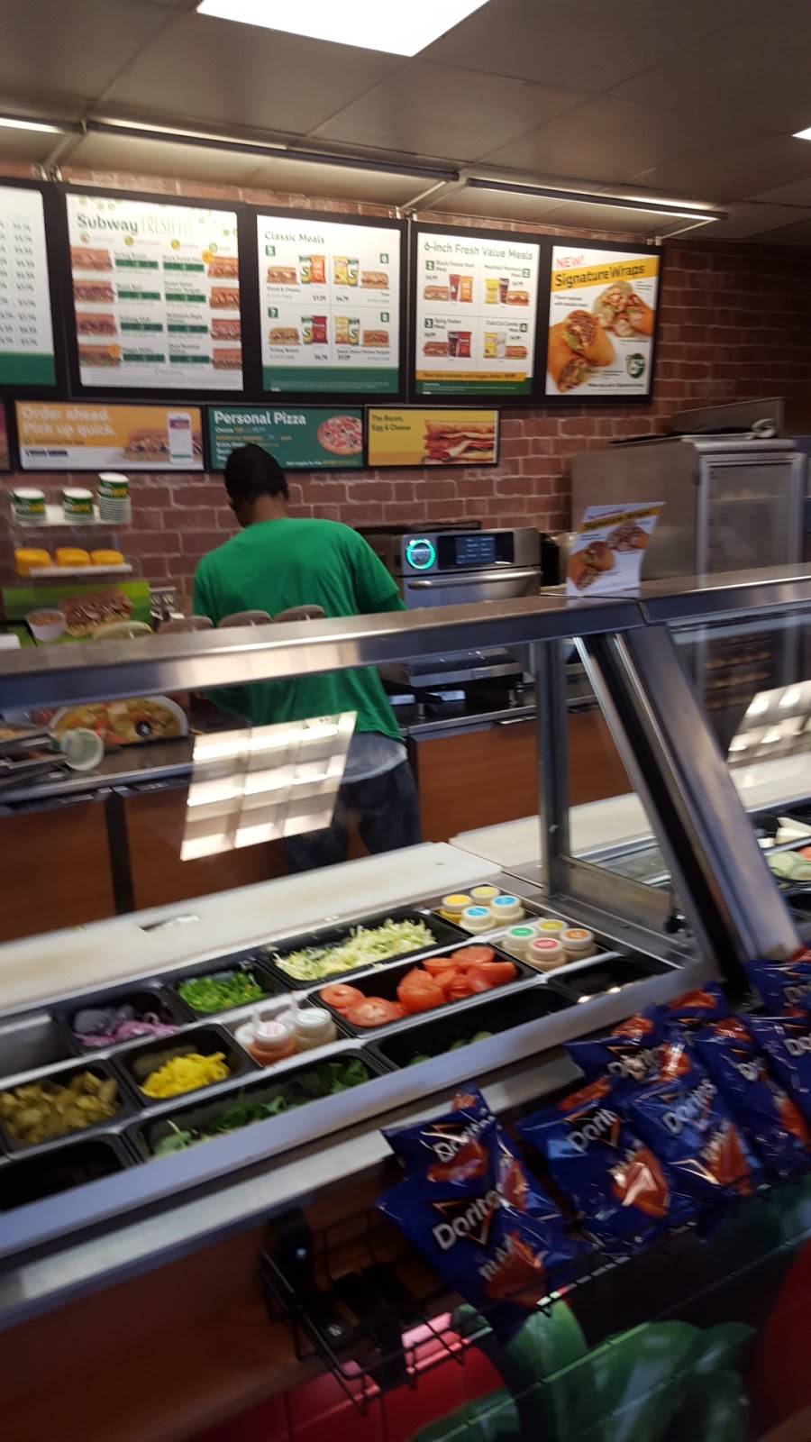 Subway | restaurant | 2953 S 3rd St, Memphis, TN 38109, USA | 9013452132 OR +1 901-345-2132