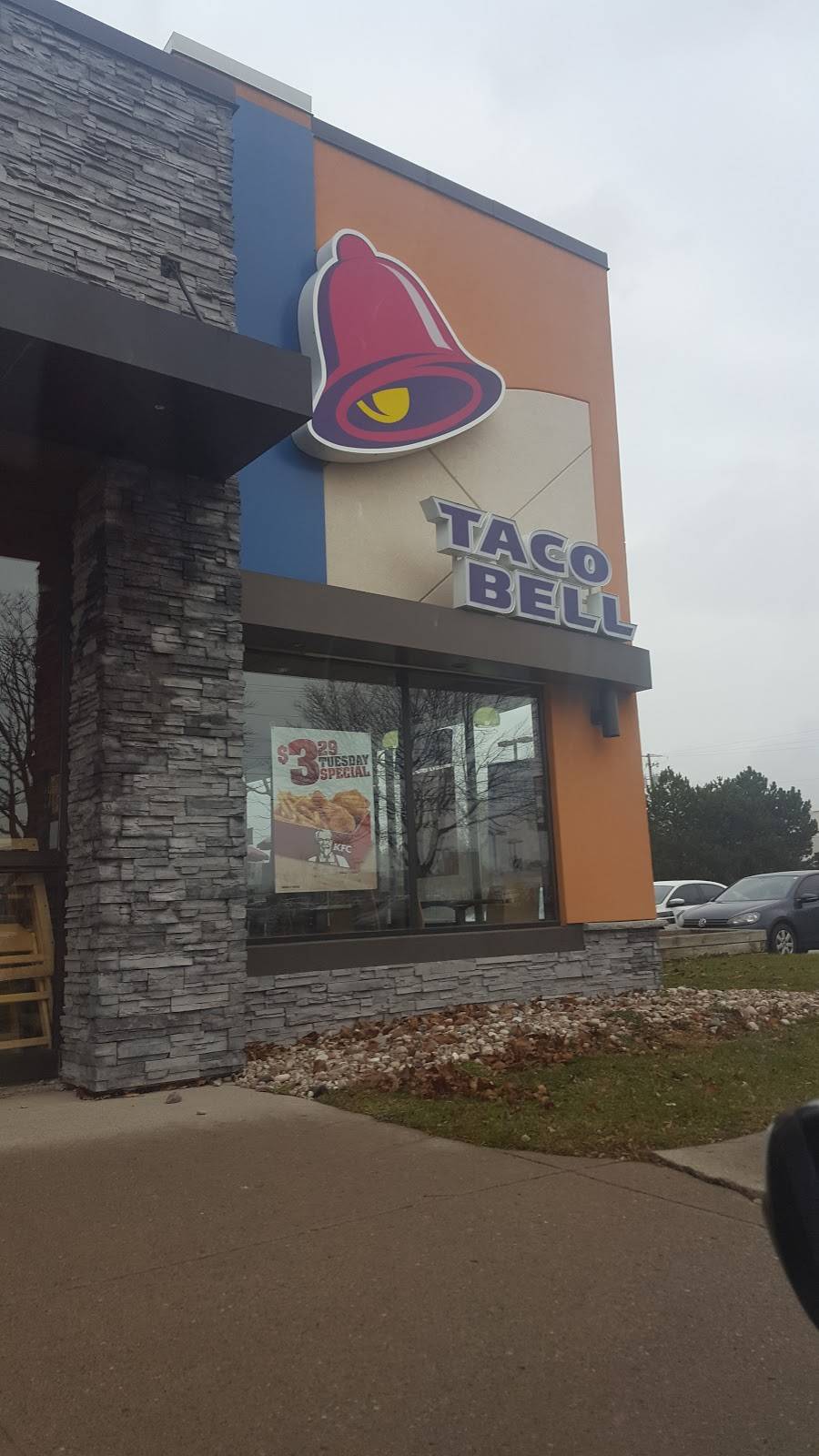 KFC | meal delivery | 422 Bayly St E, Ajax, ON L1S 1P1, Canada | 9056863125 OR +1 905-686-3125