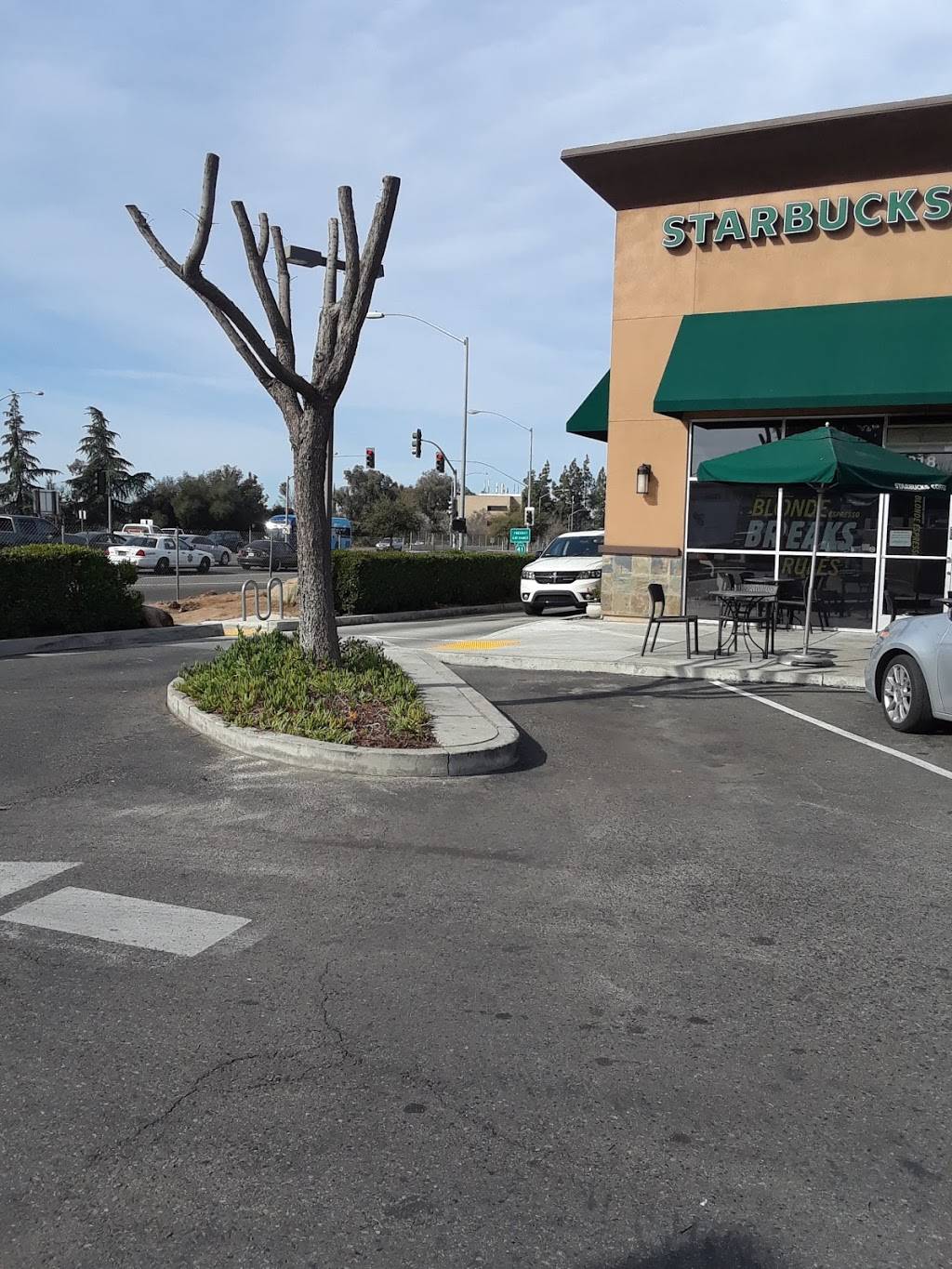 Starbucks | cafe | 318 E Shaw Ave, Fresno, CA 93710, USA | 5592280209 OR +1 559-228-0209