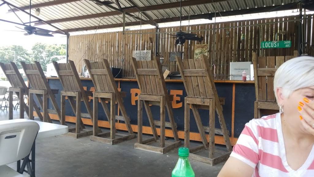 Sneaky Petes | restaurant | 3900 Pure Atlantic Rd, Groves, TX 77619, USA | 4099631241 OR +1 409-963-1241