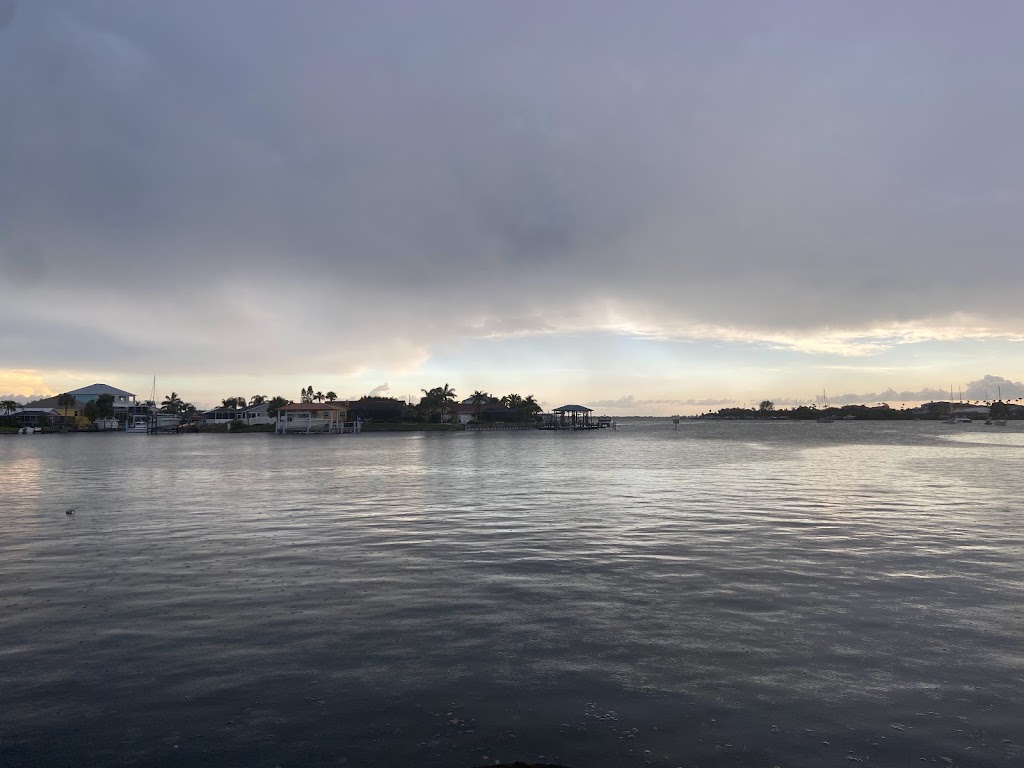 Finns Dockside Bar & Grill | restaurant | 1112 Apollo Beach Blvd, Apollo Beach, FL 33572, USA | 8139384787 OR +1 813-938-4787