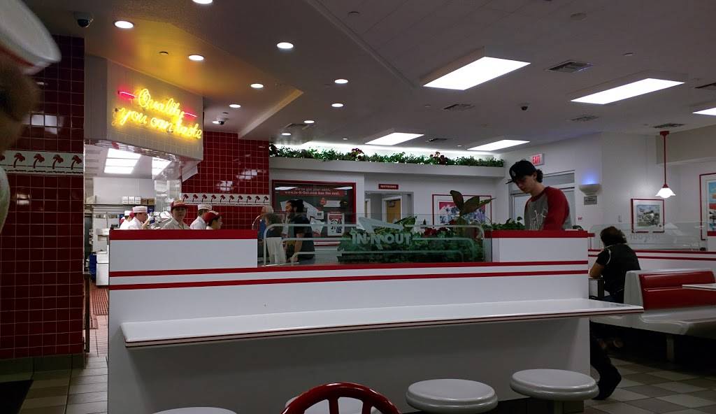 In-N-Out Burger | restaurant | 9414 Mission Gorge Rd, Santee, CA 92071, USA | 8007861000 OR +1 800-786-1000