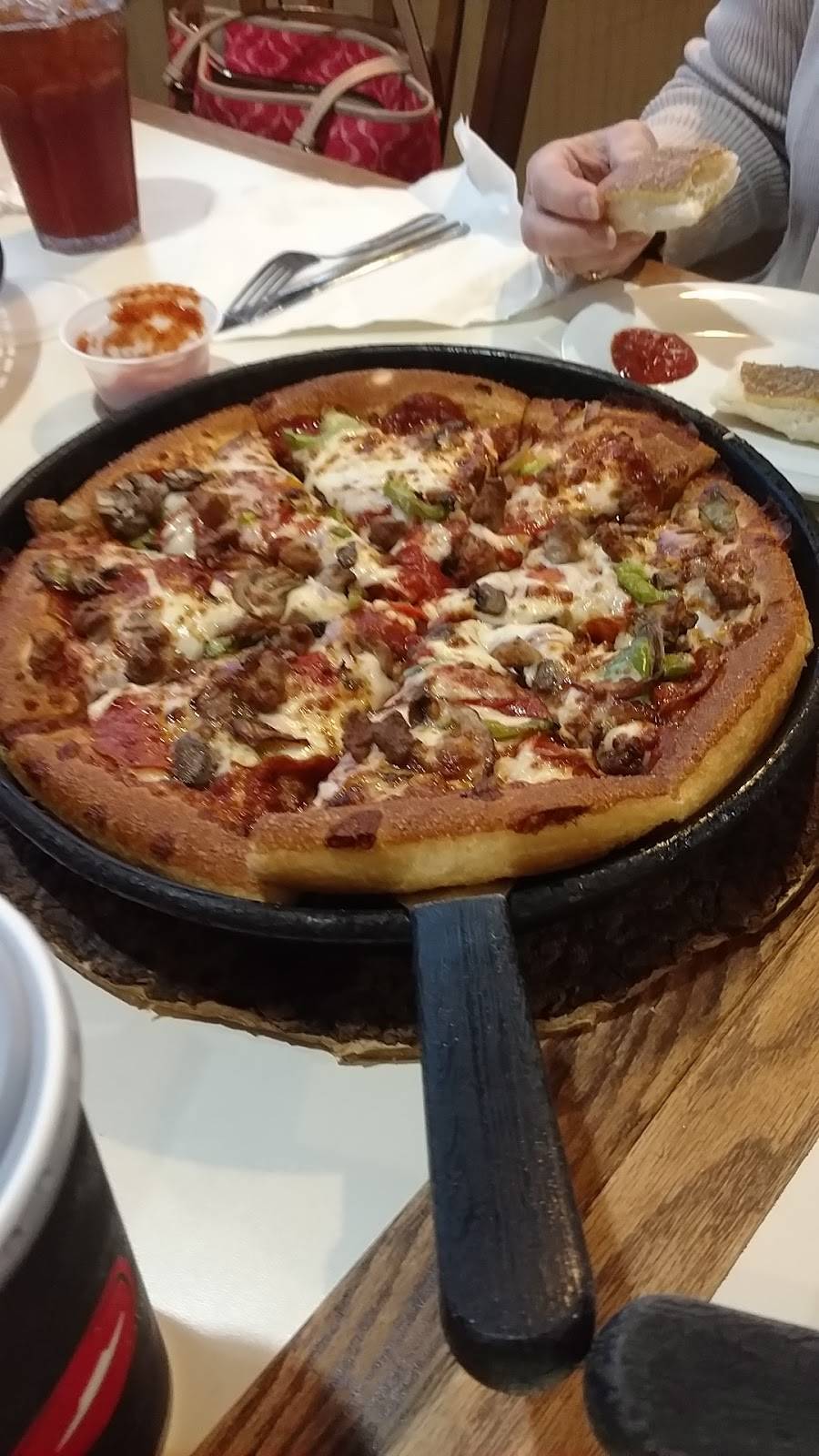 Pizza Hut | meal takeaway | 105 W Lincoln Ave, Charleston, IL 61920, USA | 2173488213 OR +1 217-348-8213