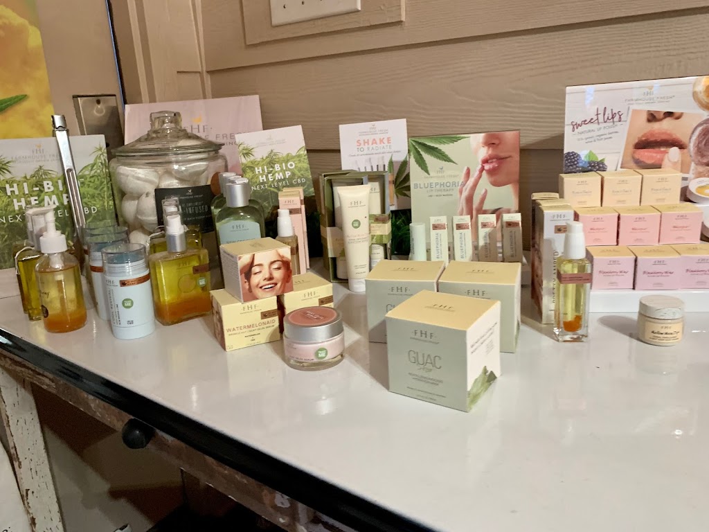 Bottles and Bites | restaurant | 2641 Lake Retreat Rd, Huddleston, VA 24104, USA | 5403281976 OR +1 540-328-1976