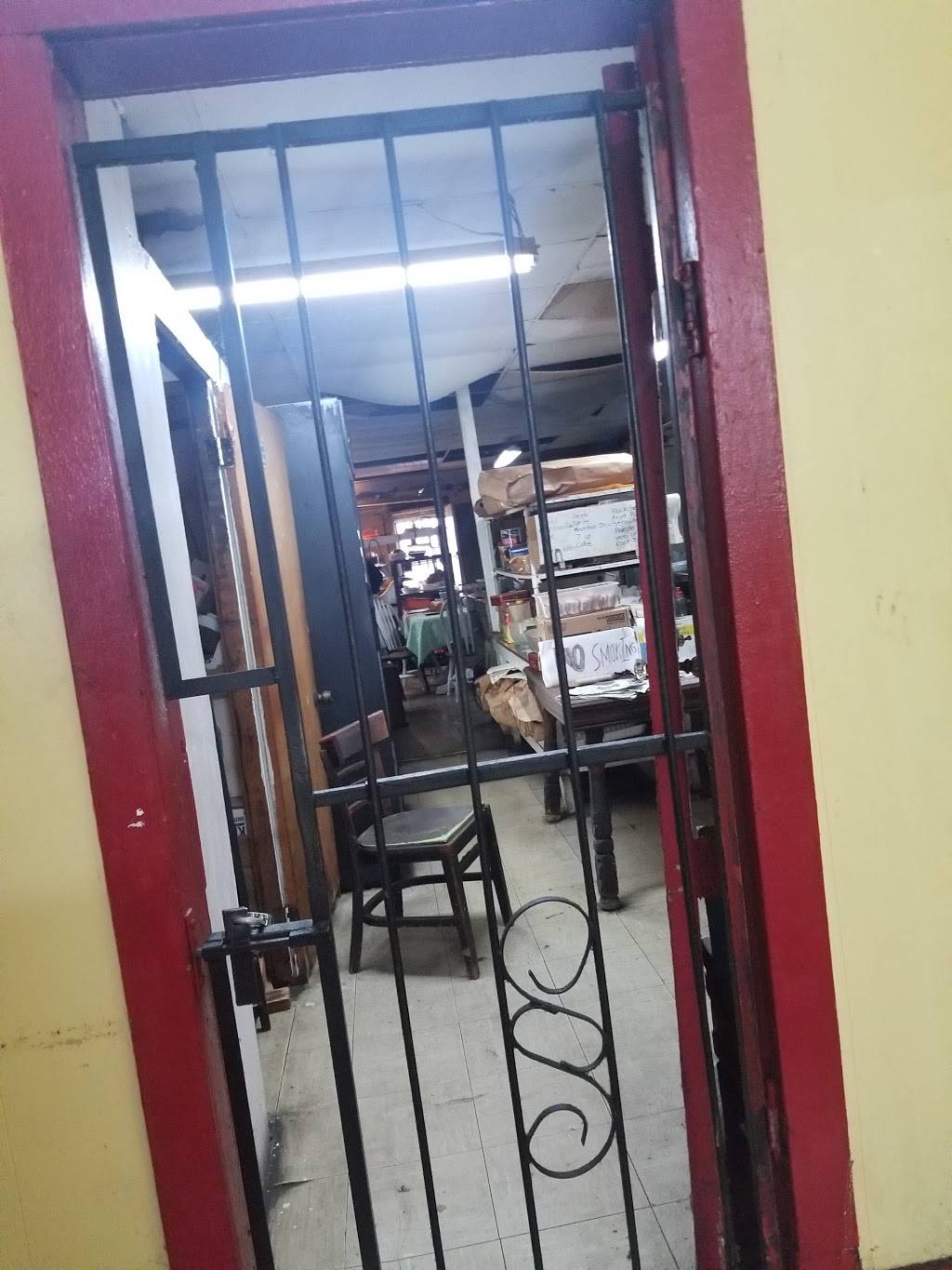 Lucky Inn | restaurant | 3018 Dr Martin Luther King Dr, St. Louis, MO 63106, USA | 3143710449 OR +1 314-371-0449