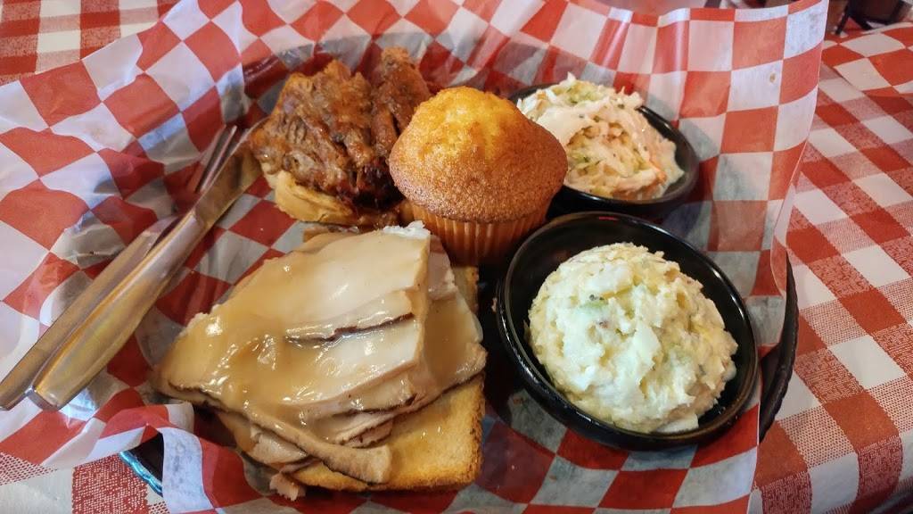 Famous Daves Bar-B-Que | meal takeaway | 2911 Mall Dr, Eau Claire, WI 54701, USA | 7158352227 OR +1 715-835-2227