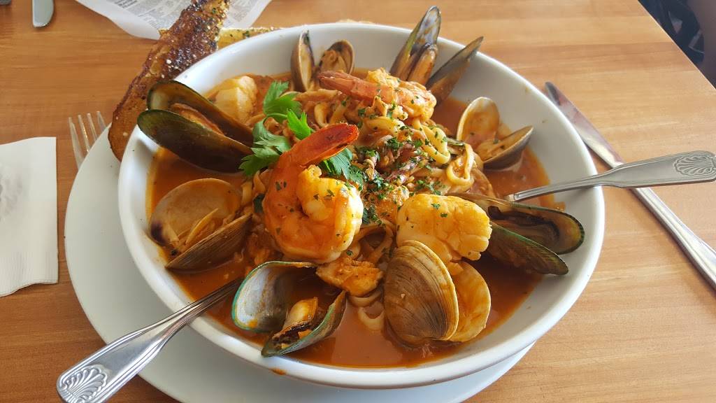 Fly N Fish Oyster Bar and Grill | restaurant | 2304 W Oceanfront, Newport Beach, CA 92663, USA | 9496738400 OR +1 949-673-8400