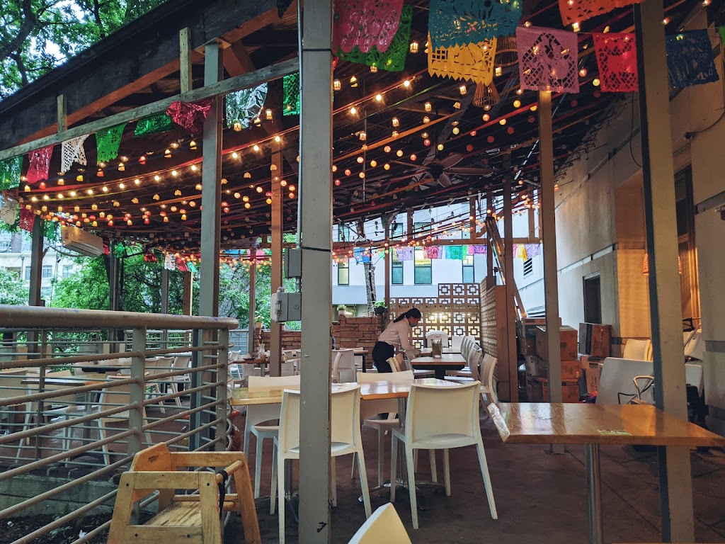 Polvos Downtown Central | restaurant | 360 Nueces St, Austin, TX 78701, USA | 5124508605 OR +1 512-450-8605