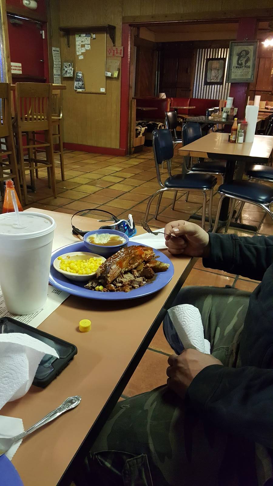 Juniors Texas Bar B-Q | restaurant | 102 McCarty St, Houston, TX 77029, USA | 7136742800 OR +1 713-674-2800