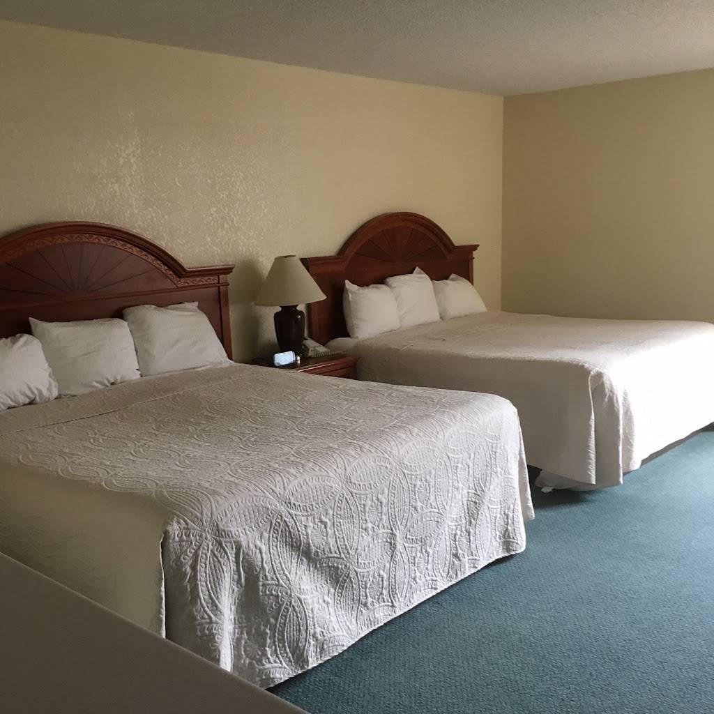 Shawano Four Seasons Resort | restaurant | 1352, 201 Airport Rd, Shawano, WI 54166, USA | 8555748501 OR +1 855-574-8501