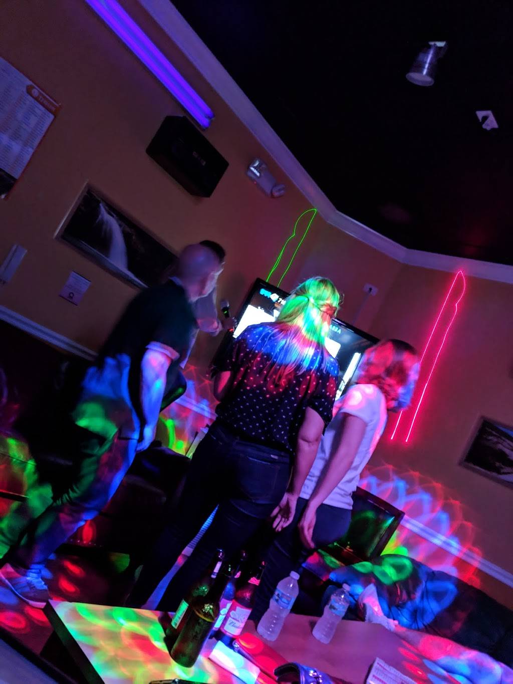 Q Karaoke | night club | 4519 S Orange Blossom Trail, Orlando, FL 32839, USA | 4074768280 OR +1 407-476-8280