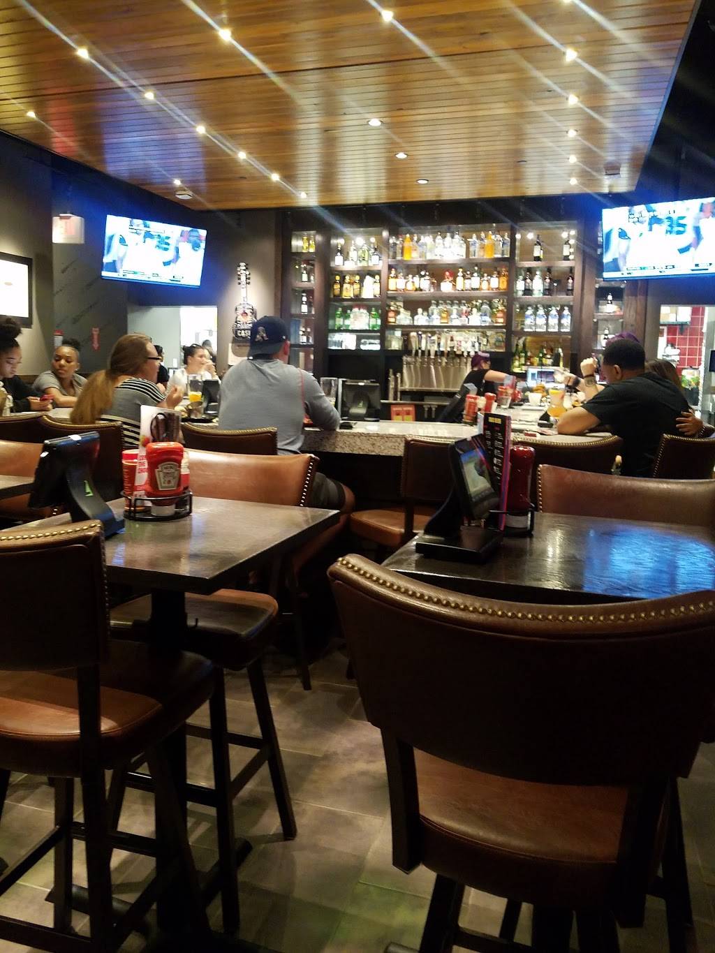 Red Robin Gourmet Burgers and Brews | restaurant | 250 Granite St Unit 1094E, Braintree, MA 02184, USA | 7813486103 OR +1 781-348-6103